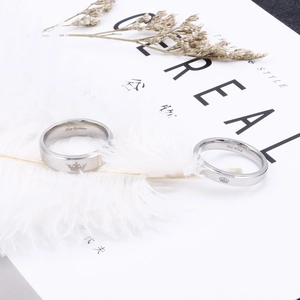 Anelli di coppia corona con incisione His Queen e Her King su piume bianche morbide
