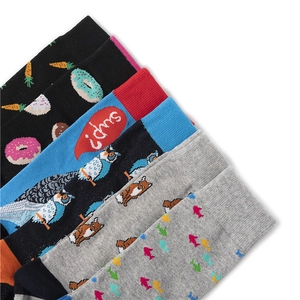 Détail de chaussettes en coton avec motifs de dessins animés comme donuts et renards