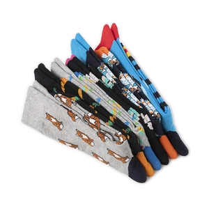 Détail de chaussettes en coton empilées avec motifs renard, arbres et blocs de couleurs