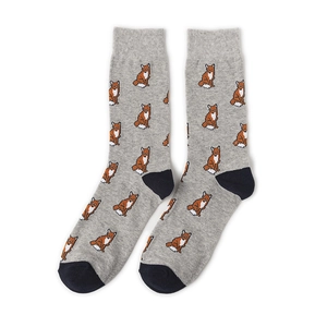 Détail de la chaussette en coton gris clair avec motif de renard orange et talon bleu