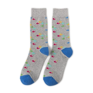 Détail de chaussettes gris clair avec motifs poissons colorés et pointe bleu vif