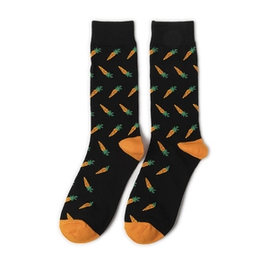Gros plan de chaussettes en coton noir avec motif carotte et pointes oranges