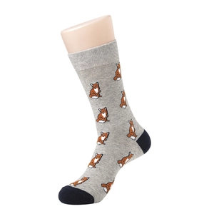 Détail de chaussettes grises avec motif de renard orange et pointe de pied bleu marine