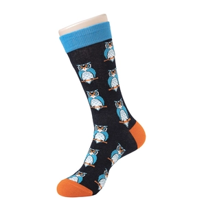Détail de la chaussette en maille avec motifs hiboux bleus et talons et pointes oranges