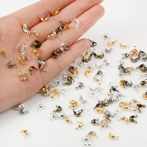 Accesorios para joyería DIY con pequeños terminales y conectores de metal de colores