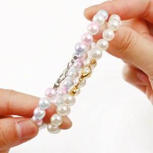 Pulseras de perlas artesanales en blanco y azul pastel con cierres de mosquetón de metal