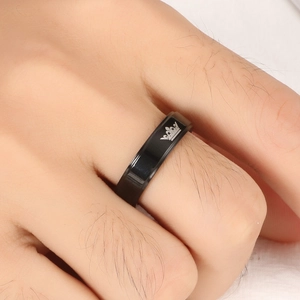 Bague pour homme en acier titane noir avec motif couronne blanche et fini mat
