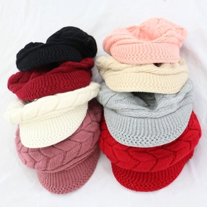 Dettaglio della trama a trecce e visiera dei cappelli invernali multicolore