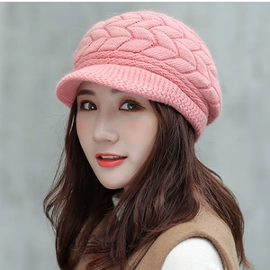 Texture a maglia dettagliata di un cappello invernale rosa caldo con visiera corta
