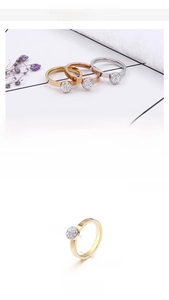 Detailweergave van minimalistische titaniumstalen ringen met 7mm strass in drie kleuren