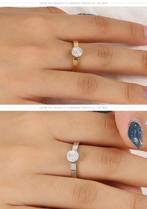 Detailweergave van goud- en zilveren titaniumstalen ringen met pavé zirkoniazetting