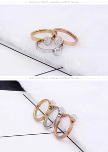 Detail van driekleurige titanium stalen ringen in goud, roségoud en zilver met zirkoon