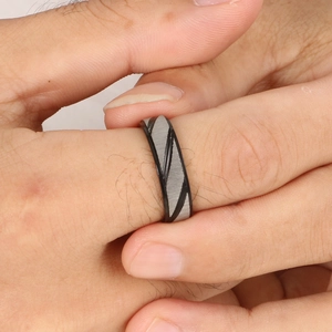 Bague pour homme en acier titane avec motif croisé diagonal noir et argenté
