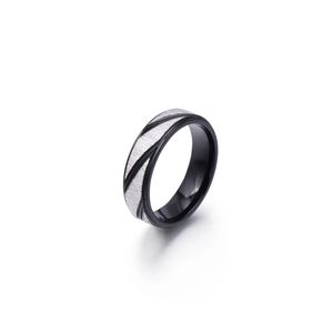 Bague en acier titane noir et argent avec texture brossée et surface intérieure polie