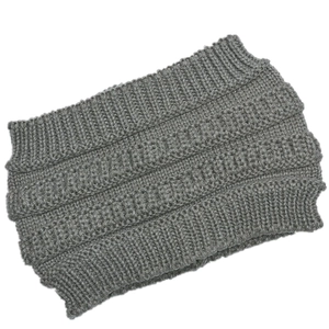 Detailed view of the dark grey knitted headband with thick yarn and elastic texture