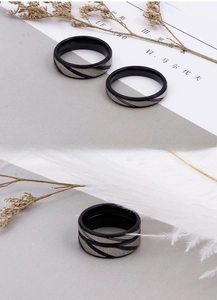 Détails de bagues de couple en acier titane noir avec motif de vague brossé argent