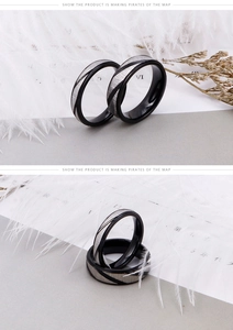Détail macro d'une bague bicolore noir et argent avec finition brossée et design élégant