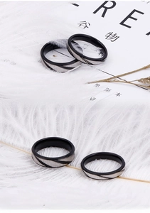 Gros plan sur bague en acier titane noir avec texture sergé gris et bords polis lisses