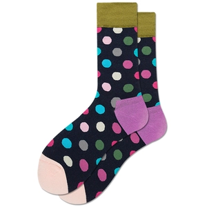 Détail de chaussettes bleu marine à pois avec talon et pointe de couleurs contrastées