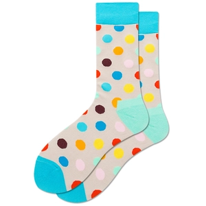Gros plan de chaussettes grises en coton avec pois colorés et détails cyan