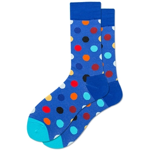 Gros plan de chaussettes bleues en coton avec des pois colorés en vue à plat