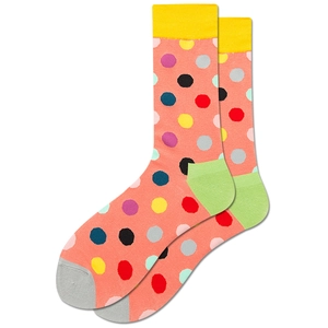 Gros plan détaillé de chaussettes à pois colorés corail avec une texture tricotée