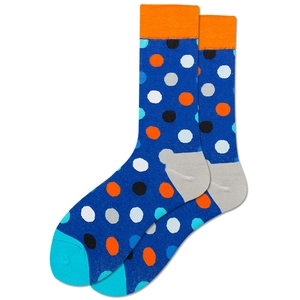 Vue détaillée des chaussettes en tricot à pois avec des accents orange et bleu contrastés