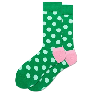 Détail de chaussette en tricot vert à pois vert clair avec talon rose contrasté