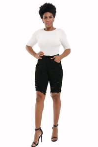 Short en jean noir déchiré ajusté pour femme avec un haut en maille côtelée blanc