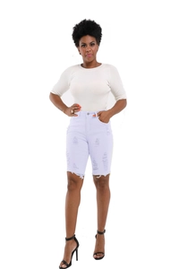 Détail du short en jean lilas déchiré et du haut en maille blanc sur un mannequin femme