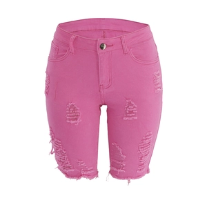 Gros plan du short en jean rose avec détails déchirés et fermeture par bouton métallique