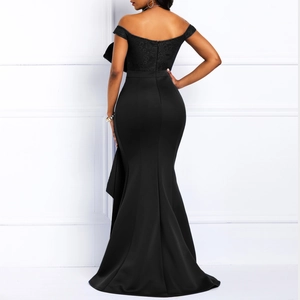 Detail des eleganten Spitzenrückens und des schulterfreien Fishtail-Saums am schwarzen Kleid