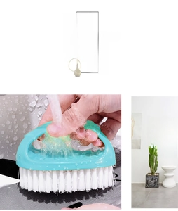 Dettaglio della spazzola ergonomica con setole fitte sotto il flusso dell'acqua