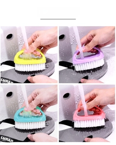 Foto d'azione di quattro spazzole per bucato colorate a forma di uovo che puliscono scarpe