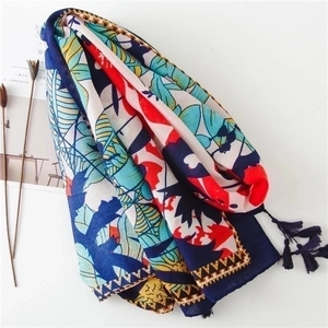 Châle ethnique en coton lin avec motifs floraux bleus et pompons pour la protection solaire