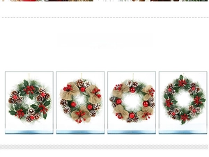 Details von vier Weihnachtsglanz-Kränzen mit Tannenzapfen und roten Beeren-Dekoren