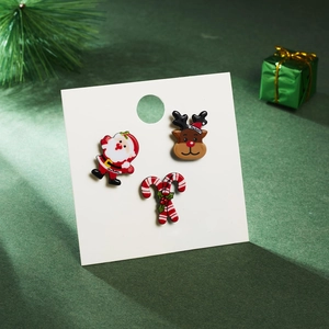 Drei Paar Weihnachts-Emaille-Ohrstecker mit Weihnachtsmann, Rentier und Zuckerstangen