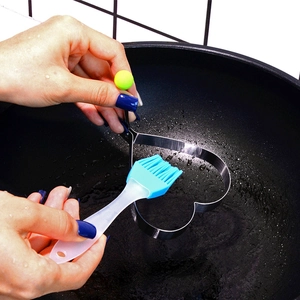Silicone oil brush and heart-shaped egg mold set for non-stick frying pan cooking