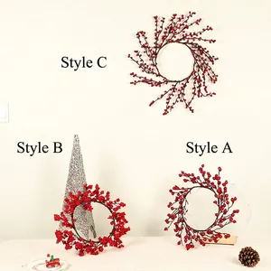 Trois styles de couronnes de baies rouges de Noël et ornements pour décoration murale