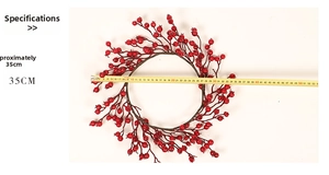 Détail d'une couronne de Noël aux baies rouges de 35 cm avec ruban à mesurer le diamètre