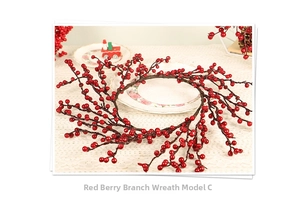 Détail de la couronne de Noël type C aux baies rouges sur dentelle avec assiette décorative