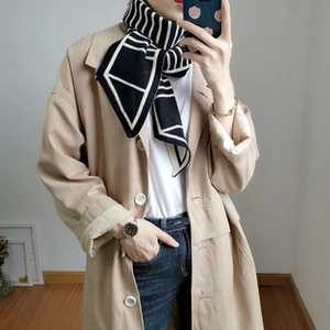 Bufanda de punto de invierno con patrones geométricos negros y blancos y una gabardina