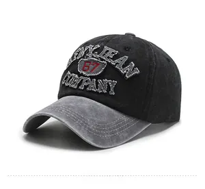 Détail de profil d'une casquette de baseball vintage lavée avec broderies et bord courbé