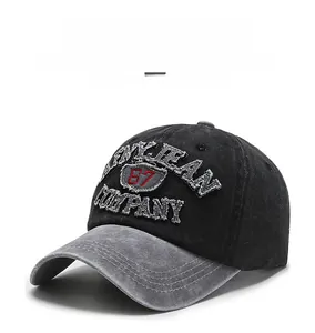 Détail de broderie vieillie sur une casquette de baseball vintage noir et gris
