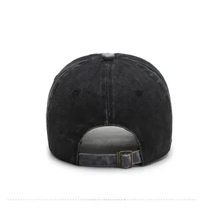 Détail de l'arrière d'une casquette en denim noir lavé avec boucle réglable en bronze