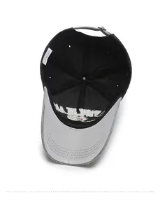 Vue détaillée de l'intérieur d'une casquette en coton montrant l'étiquette 100% coton