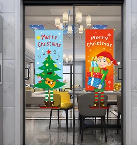 Detailsicht der Weihnachts-Banner mit Cartoon-Motiven und Merry Christmas Schriftzug