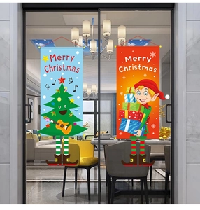 Details von farbenfrohen Weihnachts-Hängebannern an Glastüren für die Heimdekoration