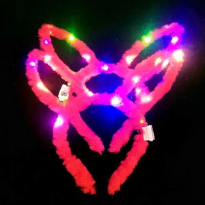 Detail eines rosa Plüsch-Hasenohren-Stirnbands mit bunten LEDs und weißem Batteriefach