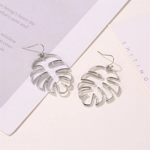 Boucles d'oreilles pendantes feuilles de monstera argentées au style naturel épuré